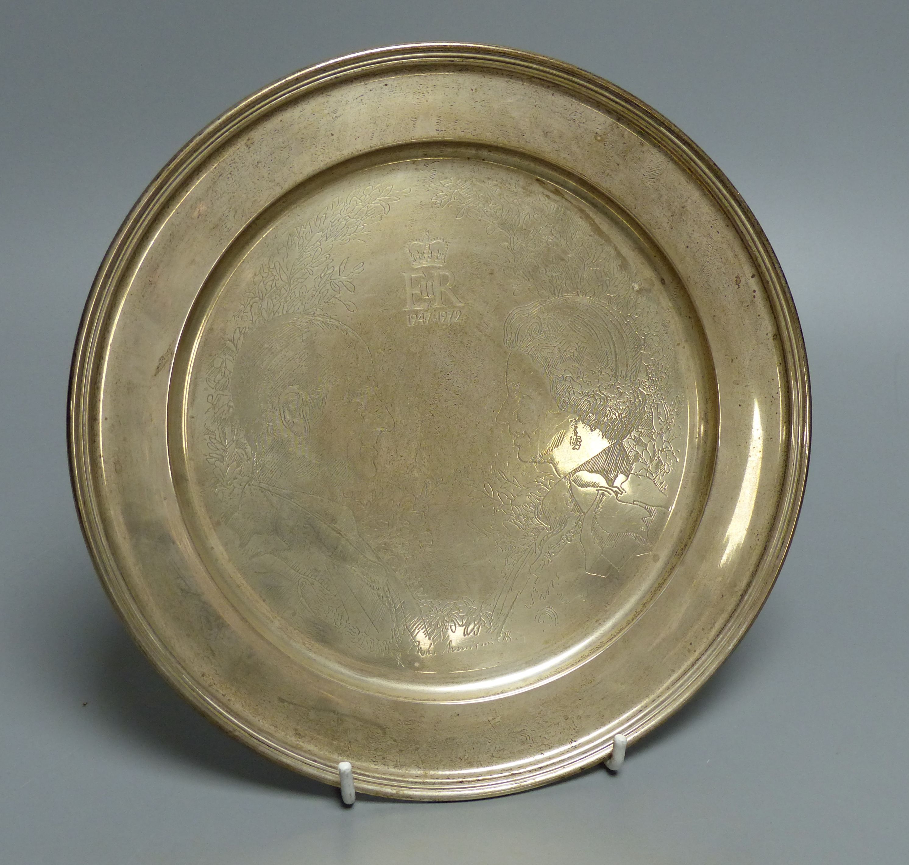 A modern silver QE II Silver Wedding commemorative salver, London, 1972, 23.8cm, 11.5oz.